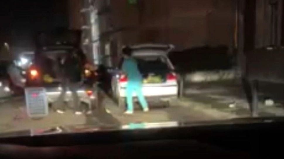 Infirmieră filmată când îşi umple maşina cu varză, lângă Spitalul de Urgenţă Târgu Jiu