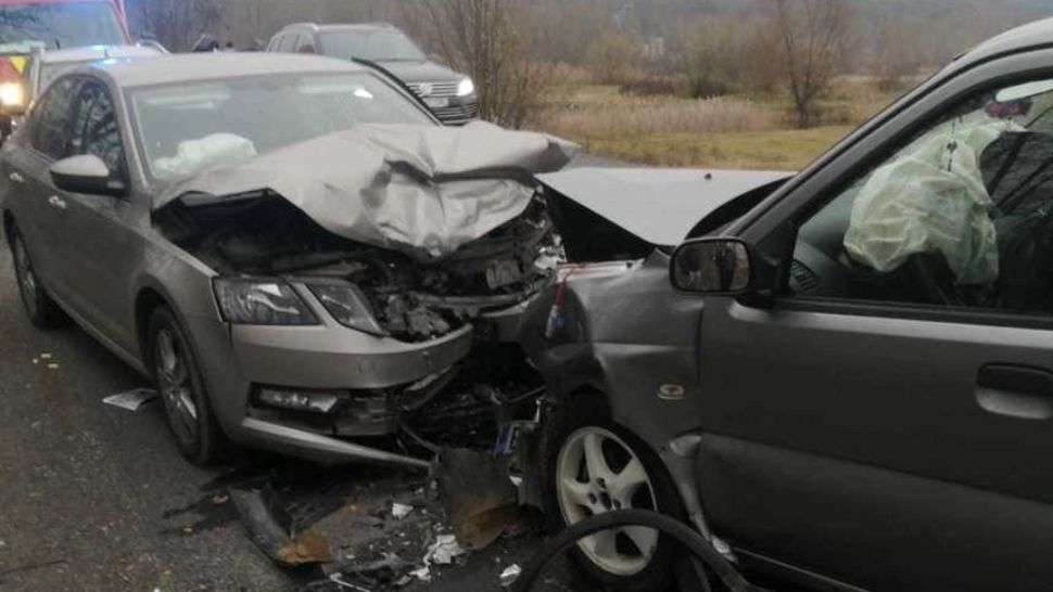 Cinci victime, dintre care doi copii, după ce trei autoturisme s-au izbit violent