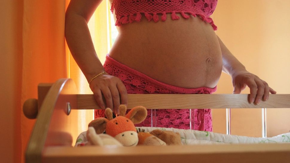 Alexandru Rafila, semnal de alarmă cu privire la situaţia mamelor şi gravidelor minore din România