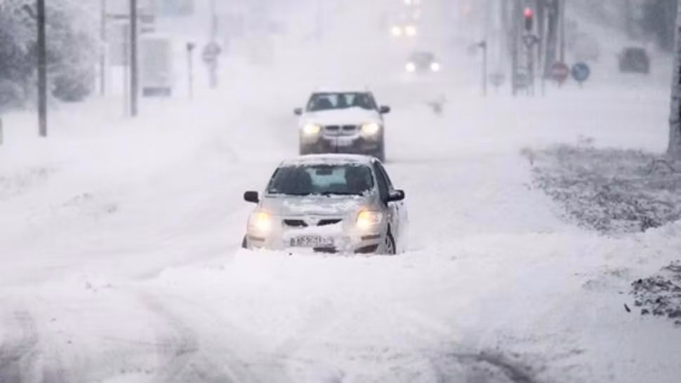 Vrancea, sub nămeți și viscol. 5 drumuri a fost închise circulației