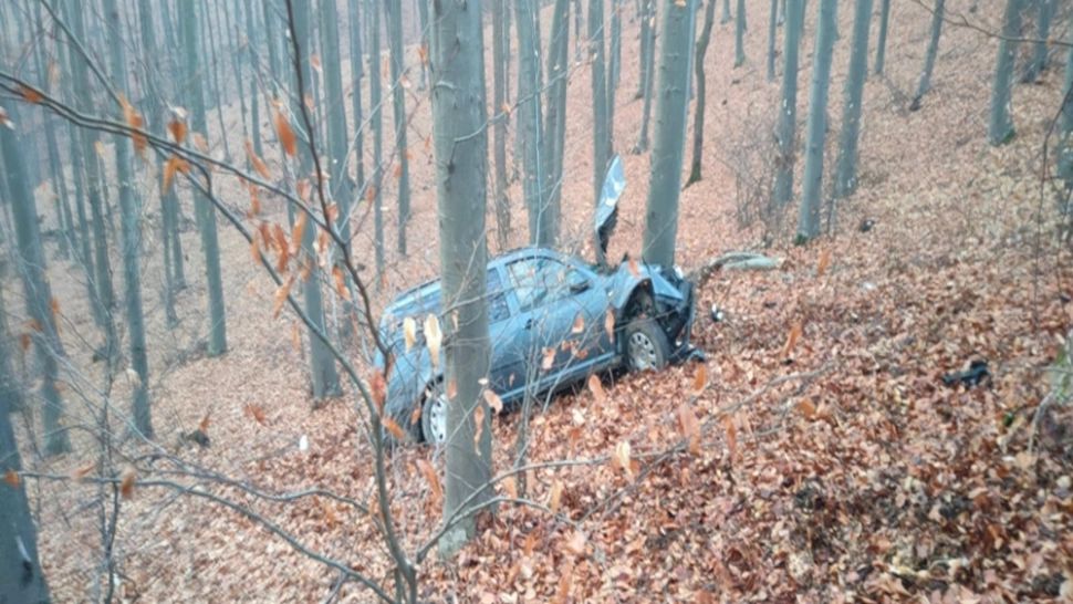 Autoturism căzut într-o prapastie pe DN1: două persoane au ajuns la spital