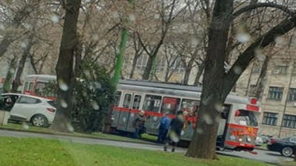 Tramvaiul lui Moş Crăciun s-a tamponat cu o mașină, la Arad. Incident în trafic