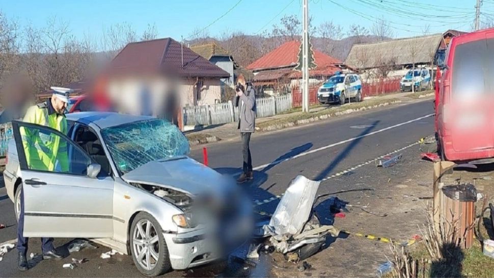 Trafic oprit pe pe DN 71 Târgovişte-Sinaia în urma unui accident rutier. 3 persoane cu vârste între 16 și 24 de ani, rănite - FOTO
