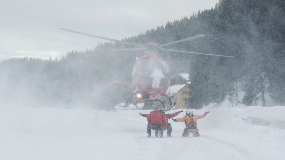Intervenția salvamontiștilor, solicitată pe bandă rulantă: 22 de apeluri în ultimele 24 de ore. 21 de persoane, salvate, 7 dintre ele transportate la spital