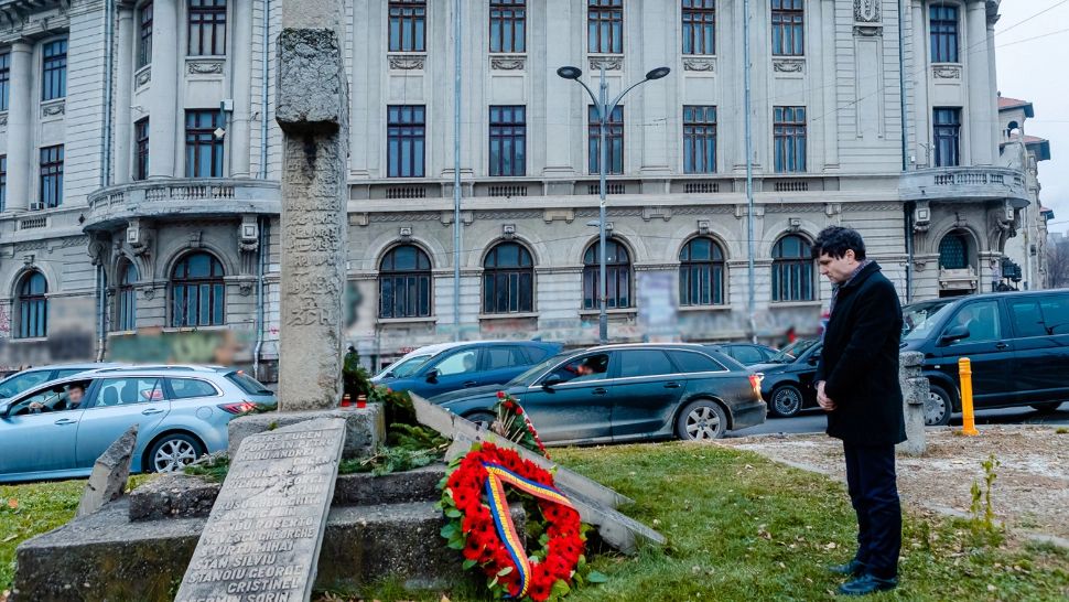 Nicușor Dan: "Eroii nu mor niciodată!" Primarul Capitalei a depus o coroană de flori la Troiţa din Piaţa Universităţii - FOTO