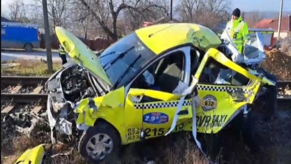 Taxi lovit de tren în județul Iași: șoferul era băut - FOTO