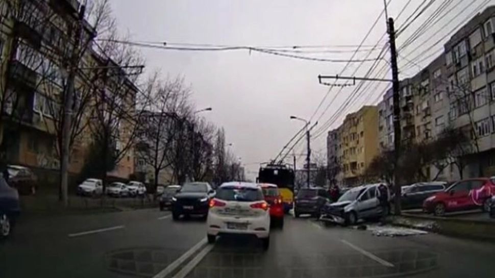 Femeie lovită de troleibuz, în Ploiești. Victima a fost transportată la spital