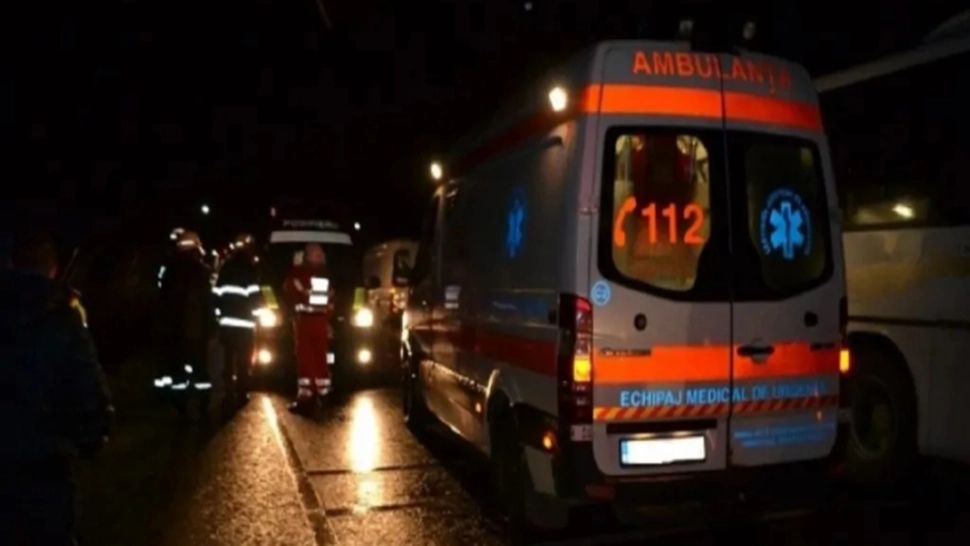 Un șofer a intrat cu maşina într-o casă, în Ajun de Crăciun! O persoană a ajuns la spital