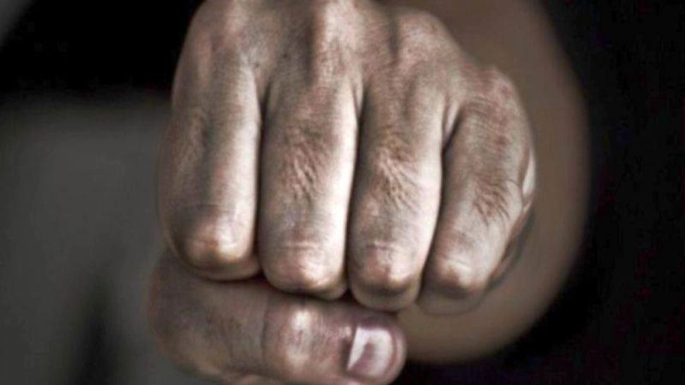 Paznicul unui supermarket din Neamț, bătut de hoțul pe care l-a surprins la furat băutură