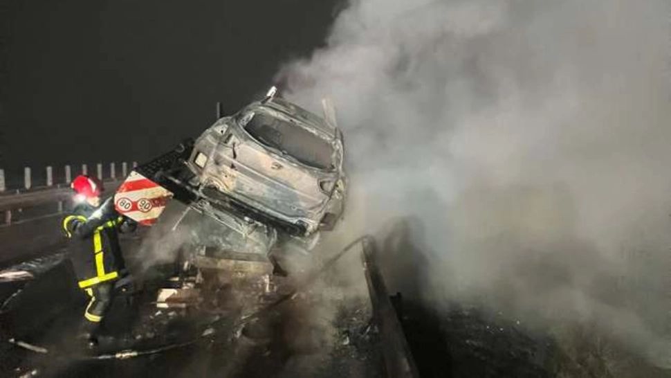 Autotren încărcat cu mașini, mistuit de flăcări - incendiu devastator, pe autostrada A1