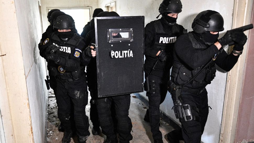 Frații miliardari Tate, REȚINUȚI pentru 24 de ore. Polițistă, bănuită de prostituție pentru cei doi interlopi