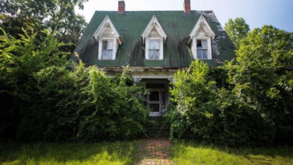 A găsit o casă abandonată de 30 de ani.Nimeni nu avea curaj să intre.El a făcut-o. ŞOC! Ce era acolo