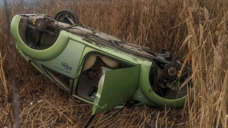 Mașină implicată într-un grav accident rutier, lăsată de hoți fără roți și cric 