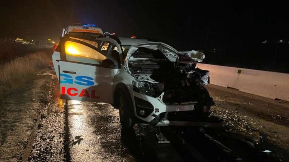 Accident grav, în Iași: 4 răniți, după impactul unei ambulanțe cu mașina de gunoi