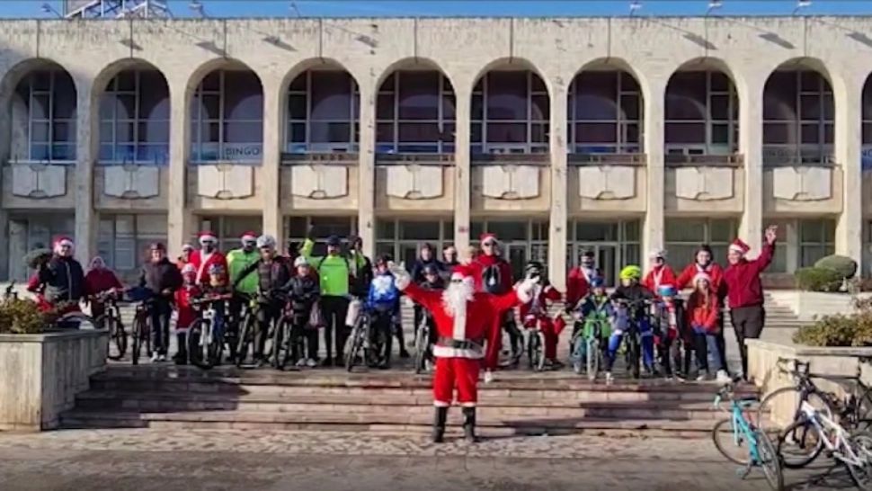 Ajutoarele lui Moș Crăciun au pedalat pe străzile din Constanța în căutarea copiilor cuminți - VIDEO