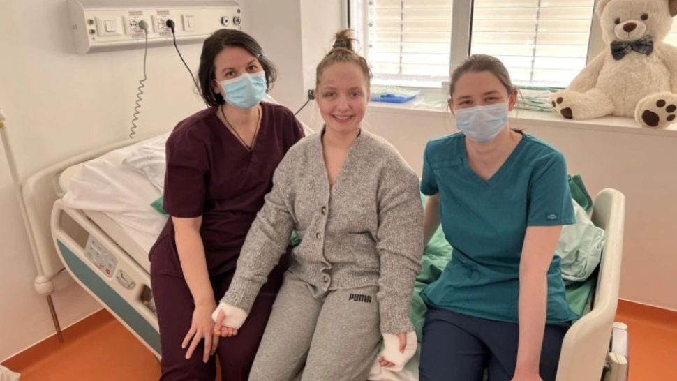 Alexia, tânăra cu brațele amputate și apoi reatașate, pleacă acasă în Ajunul Anului Nou