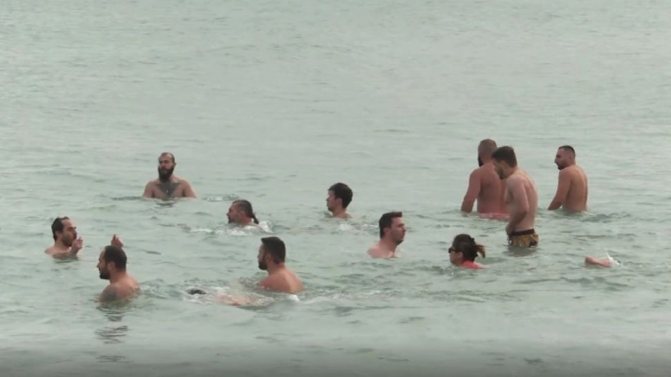 Baie în apa rece ca gheața pentru un șezlong gratuit timp de o lună, vara viitoare