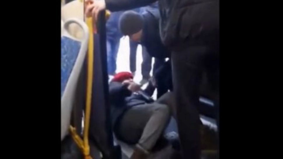 O bătrânică din Rusia a fost aruncată afară dintr-un autobuz pentru că a criticat războiul din Ucraina - VIDEO