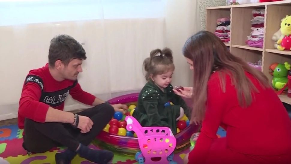 Crăciun fără lumina zilei, dar cu lumină în suflete. Cum arată sărbătorile pentru o familie de nevăzători