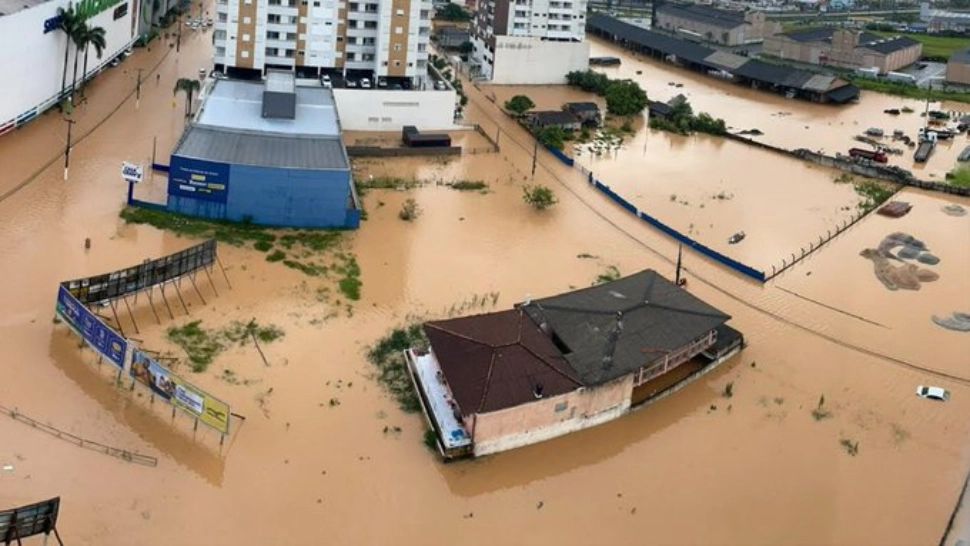 Inundațiile fac prăpăd în Brazilia. Doi oameni au murit și mai mulți au fost dați dispăruți în urma alunecărilor de teren - VIDEO