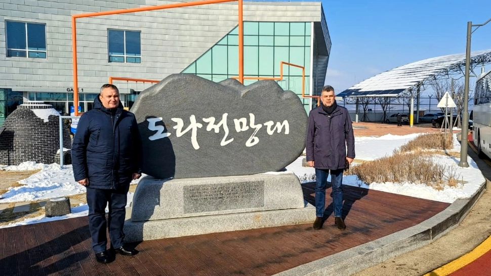 Ciucă și Ciolacu s-au fotografiat în zona demilitarizată dintre Coreea de Sud și cea de Nord. Mesajul premierului României