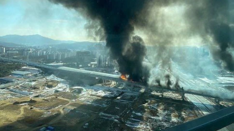 Accident urmat de un incendiu: cel puţin 5 morţi şi 20 de răniţi. Impact devastator între un autobuz şi un camion – FOTO&VIDEO