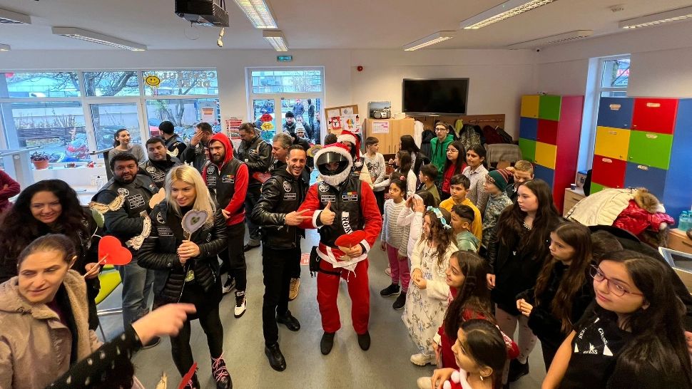  Suflete lângă suflete. Moș Nicolae, vizită pe două roți în Săbăreni - acțiune caritabilă pentru copiii fără posibilități. VIDEO