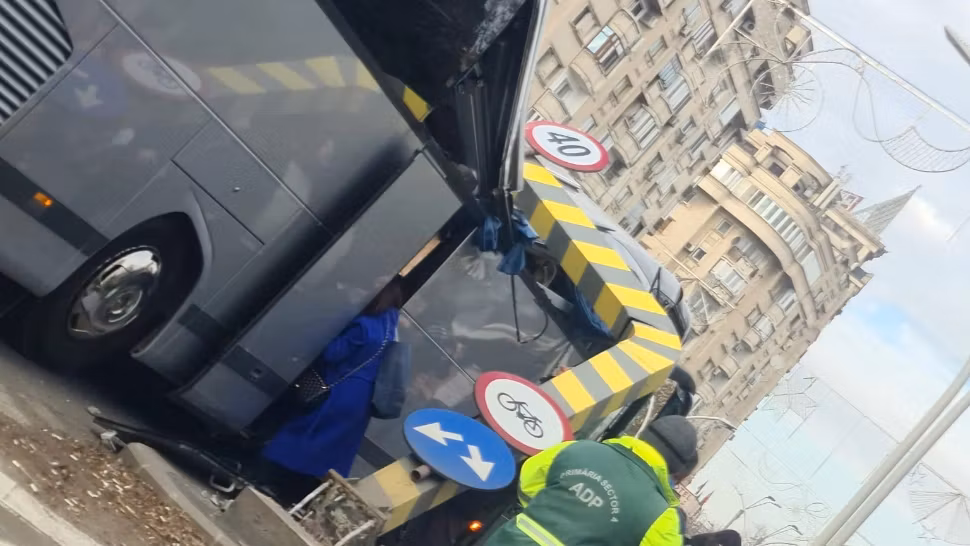 Mobilizare impresionantă de forțe în zona Pasajului Unirii din Capitală: 12 echipaje de la Ambulanță, pompieri și poliție la fața locului! Trafic oprit