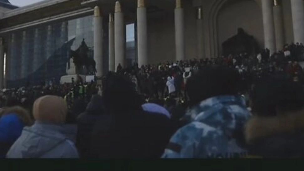CRIZĂ în Mongolia. Mii de oamenii iau cu asalt Guvernul și Parlamentul - Proteste violente - VIDEO