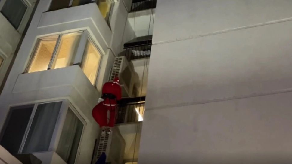 Moș Crăciun, alpinist de ocazie pe litoral. Cum i-a surprins anul acesta pe turiști