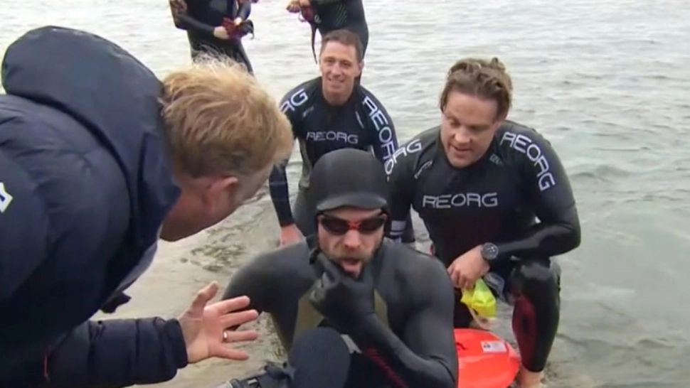 Un bărbat care și-a pierdut ambele picioare și brațul drept încearcă să depășească un record la înot