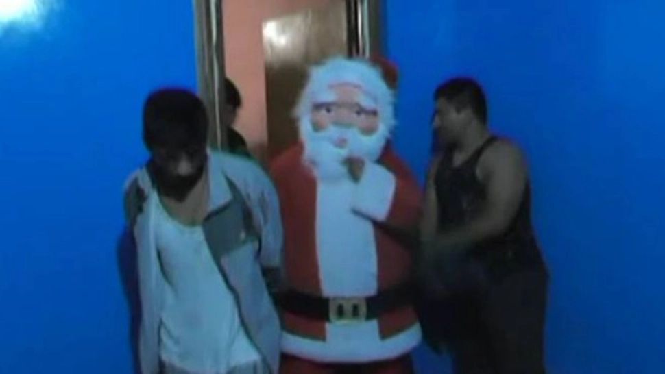 Poliţişti deghizaţi în Moş Crăciun şi spiriduşii săi au arestat patru suspecţi de trafic de droguri - VIDEO