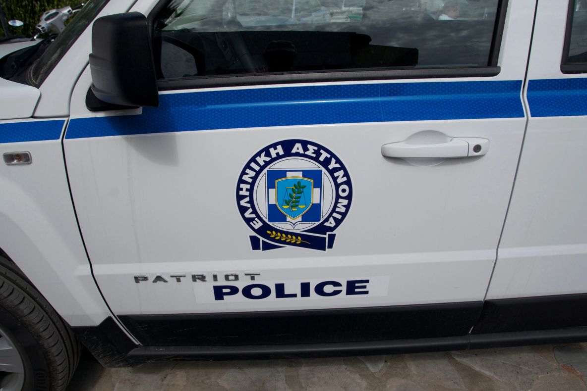 Infirmieră din Grecia, acuzată că și-a ucis toate cele 3 fiice, la distanțe relativ mici de timp una de alta! Val de furie la Atena - femeia, adusă la proces cu vestă antiglonț