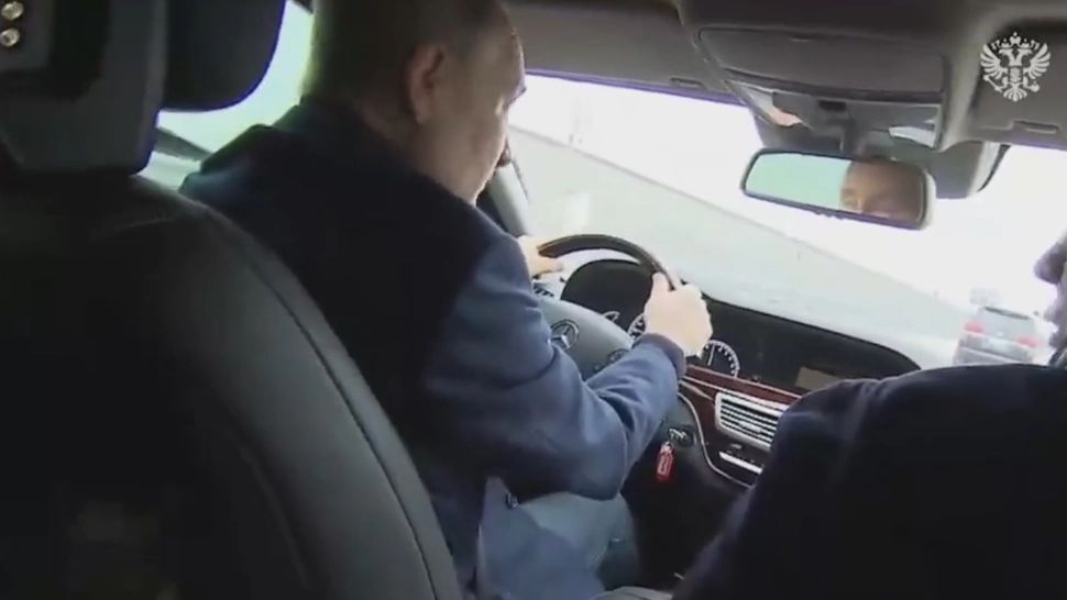 Putin, exercițiu de imagine ca-n vremurile bune. A traversat cu mașina podul Kerci, bombardat și refăcut - VIDEO