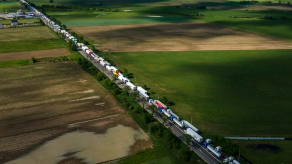 Șoferii de camion, BLOCAȚI zile întregi la graniță: Coadă de 27 de km la Vama Siret - Trafic oprit Rădăuți-Suceava