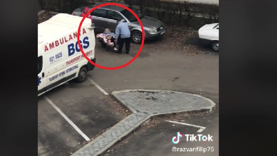 Scandalos: targă defectă, femeie dusă cu ROABA la ambulanță. Imaginile neputinței - VIDEO