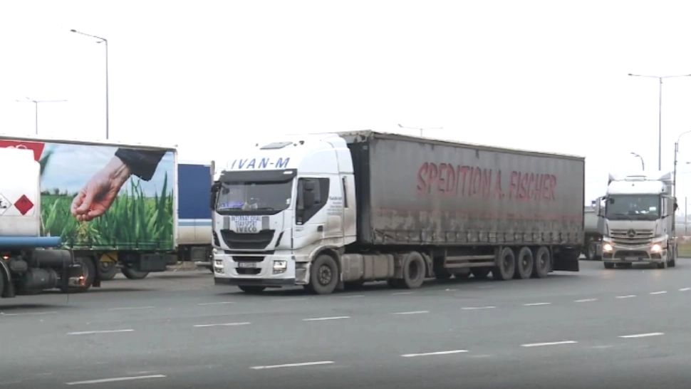 Un milion de persoane au tranzitat frontierele României, zilele acestea. Cozi uriașe și timpi de așteptare în continuă creștere: ce spun transportatorii 