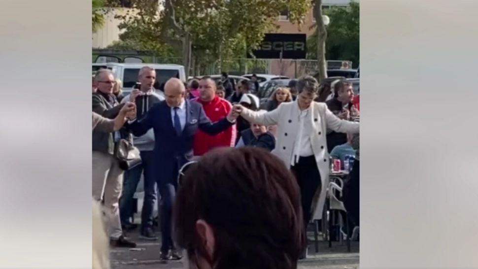 Imagini spectaculoase: Rareș Bogdan joacă hora, pe străzile Spaniei - VIDEO