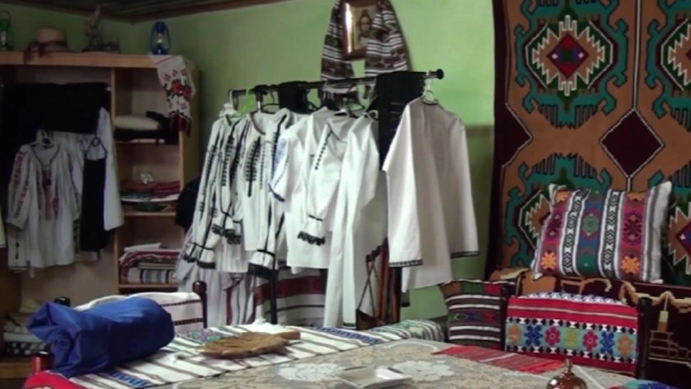 Tradiții păstrate cu sfințenie în județul Alba. Bunica Ioana țese la război costume populare deosebite