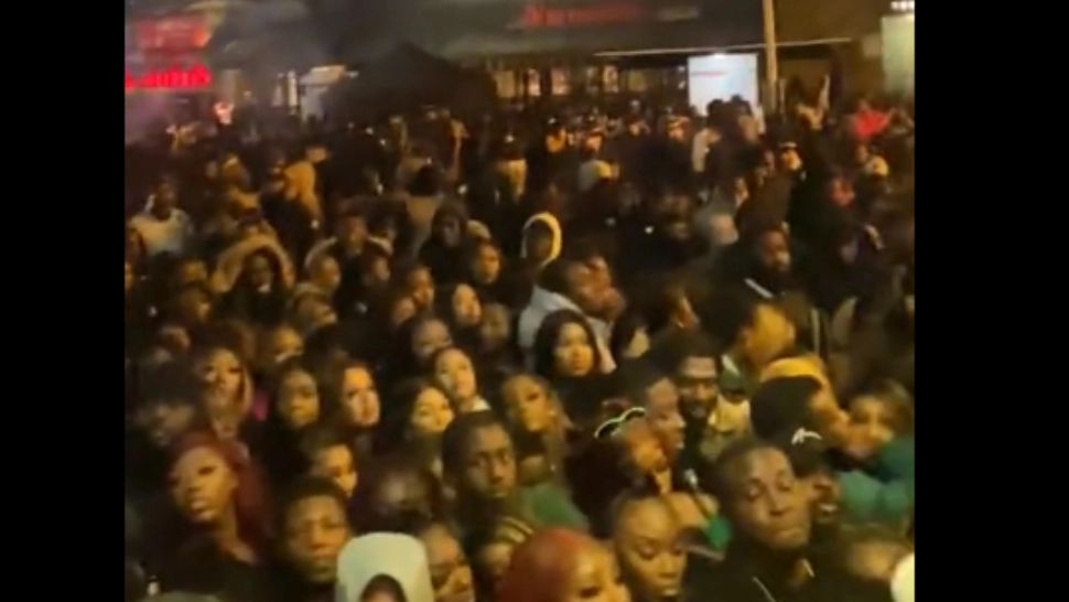 Opt persoane la spital, dintre care 4 în stare gravă, după o busculadă la intrarea într-o sală de concerte din Londra - VIDEO