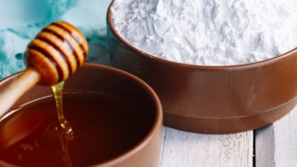 Ce se întâmplă dacă amesteci miere cu făină și aplici pe corp! Habar n-aveai de aceste beneficii: te vei simți ca o regină