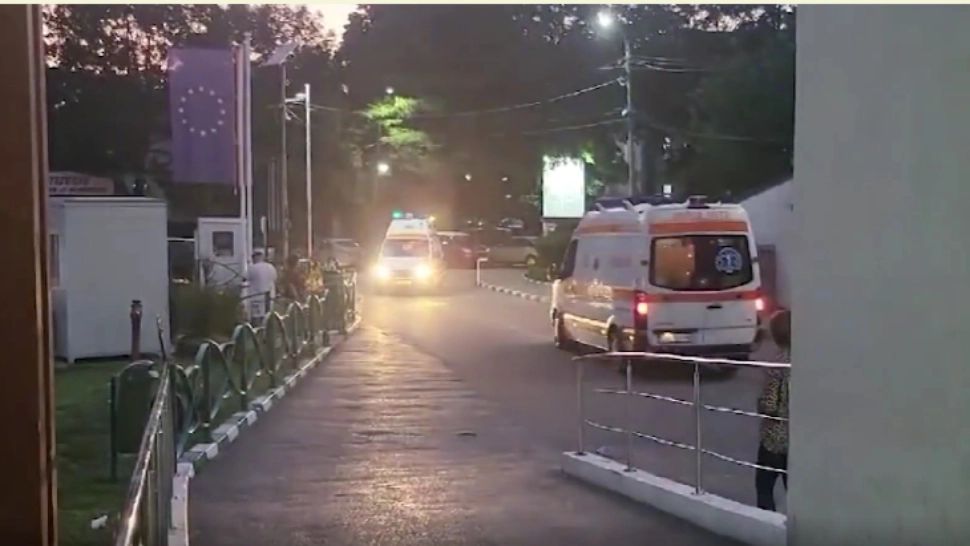 Colindător, în stare gravă la spital după ce a fost înjunghiat în seara de Crăciun! Gazda pe care a colindat-o i-a înfipt un cuțit în spate