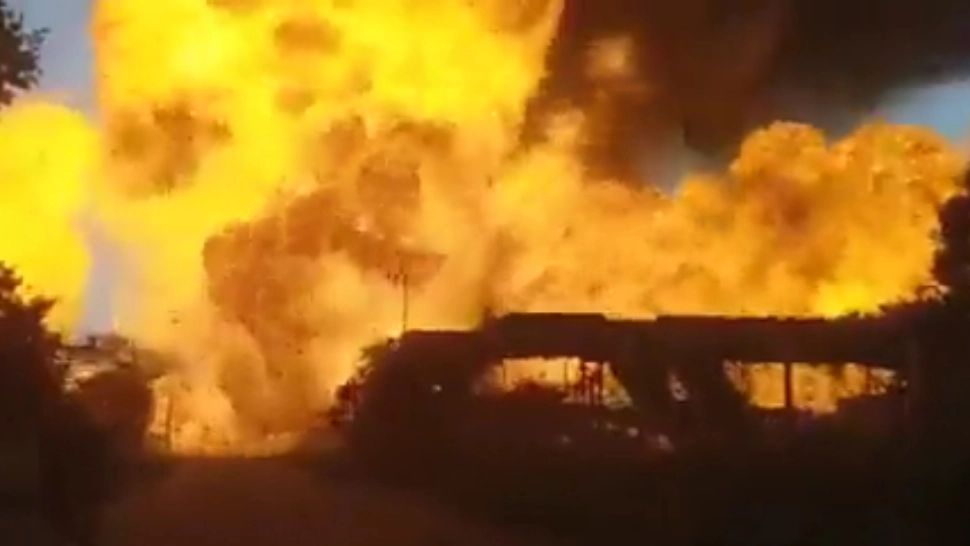 9 oameni au murit și alți 40 au fost răniți în urma exploziei unei cisterne în apropiere de Johannesburg. Deflagrația, surprinsă de un amator în imagini - VIDEO