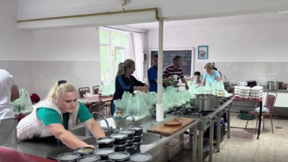 Tot mai mulți români ajung să depindă de ONG-uri și cantine sociale pentru a mânca o masă caldă! Situație DRAMATICĂ