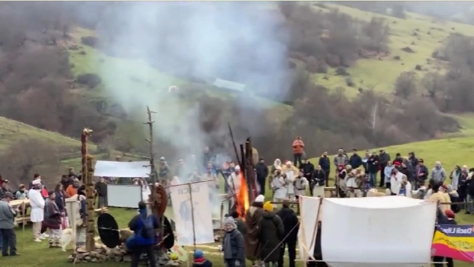 "Focul Lupului Alb", ritualul dacic care îmblânzește fiarele. Unde se practică