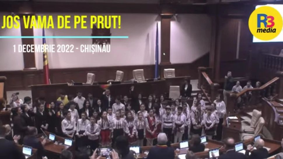 Un grup de elevi de liceu a scandat „Jos vama de pe Prut!”, în Parlamentul de la Chișinău. Momente emoționate de Ziua Națională