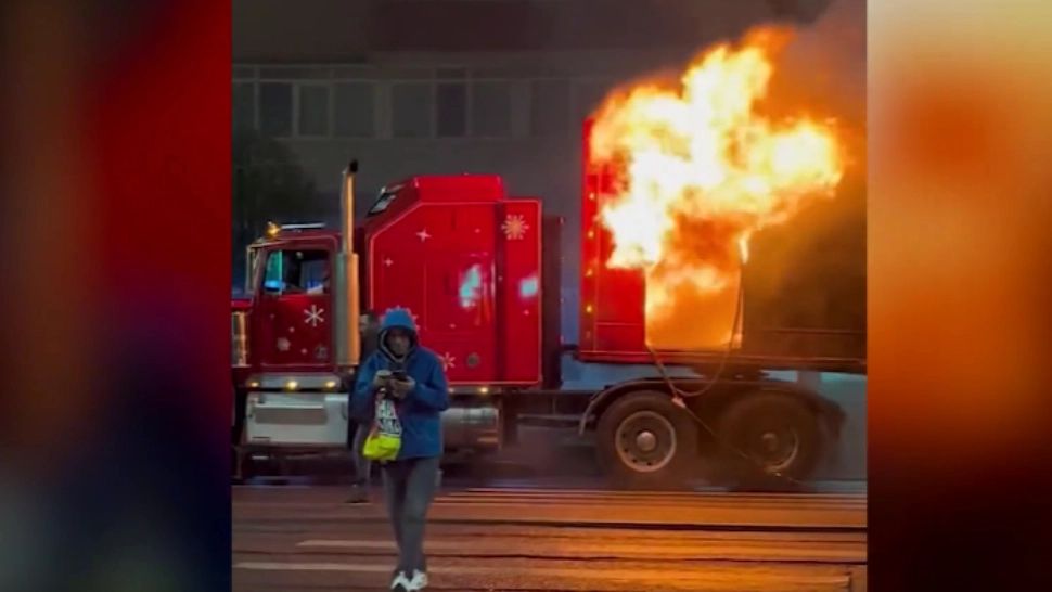 Camionul lui Moș Crăciun în flăcări, din România, cea mai citită știre de pe site-ul BBC