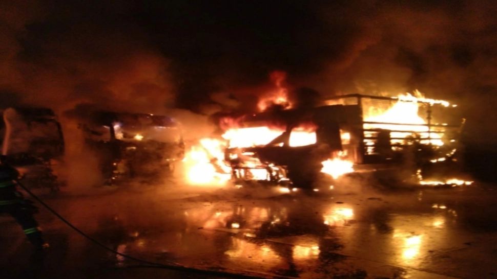 Incendiu de proporții în parcul auto al unei societăți comerciale din Oradea. Mai multe mașini s-au făcut scrum