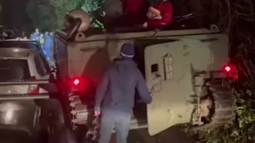 Moș Crăciuni beți, blocați cu tancul în gard, în Anglia. Imagini inedite - VIDEO