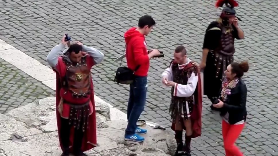 Trei gladiatori falși, arestați la Roma. Cum îi înșelau pe turiști